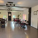 Restaurant La Roseraie בית הארחה