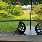 Restaurant La Roseraie בית הארחה