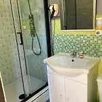 Restaurant La Roseraie בית הארחה