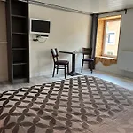 Restaurant La Roseraie בית הארחה